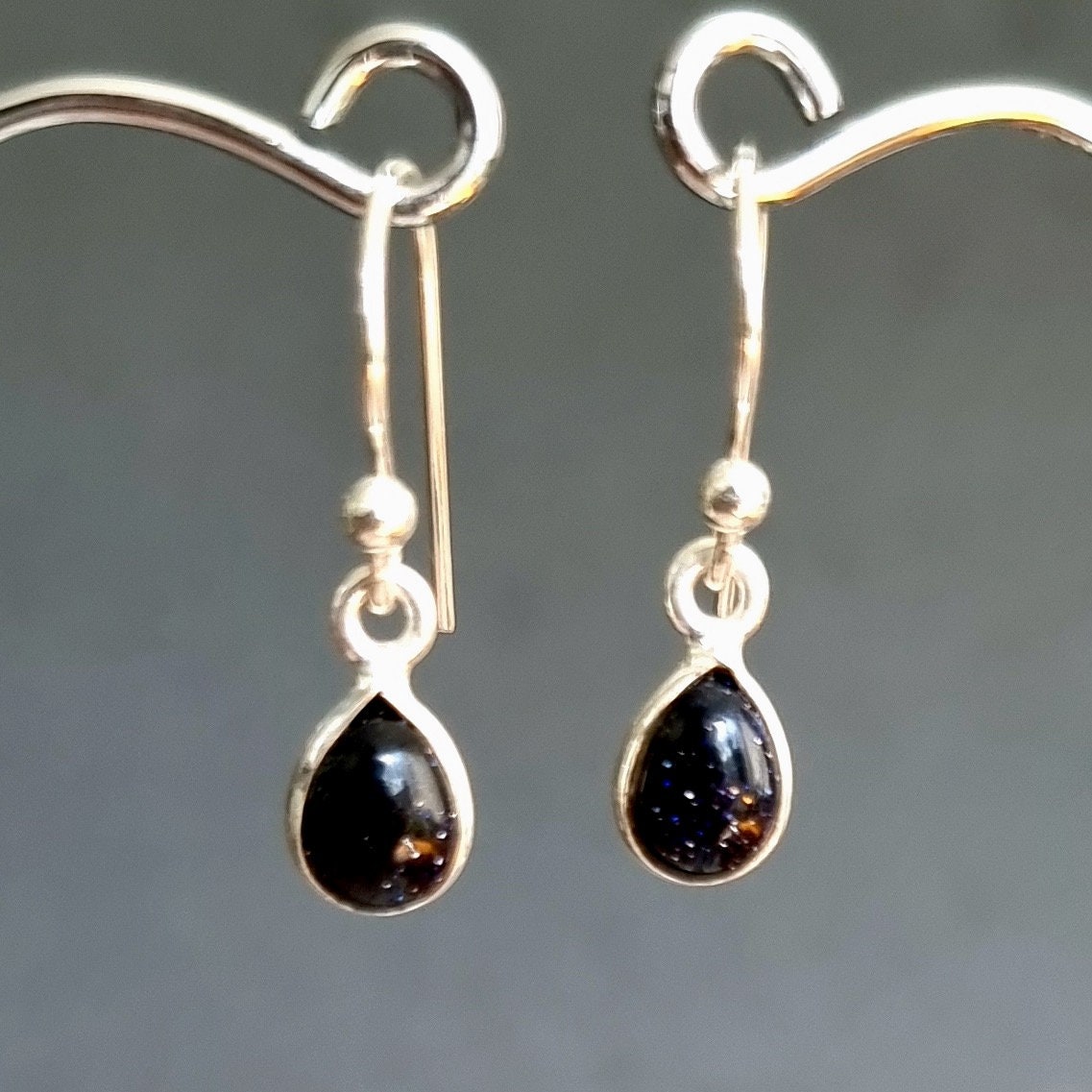 Orecchini A Goccia In Argento 925 Con Opale Creato Iridescente | Colori Fuoco E Blu | Chiusura A Monachella | Pietra Di Ottobre