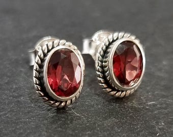【YOURNUS】Garnet Pigment Half Sleeve Garnet Color Shift 12.49x9.79mm Oval 7.62ct - XTG3349 | JTV