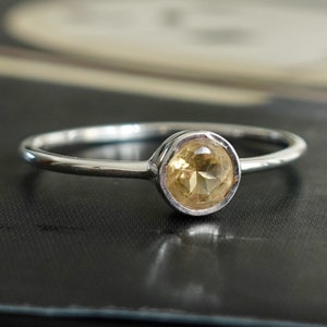 Delicato anello con citrino, anello sfaccettato impilabile, argento sterling 925, anello solitario, pietra portafortuna di novembre, pietra preziosa gialla, Mistry Gems, R21CIT