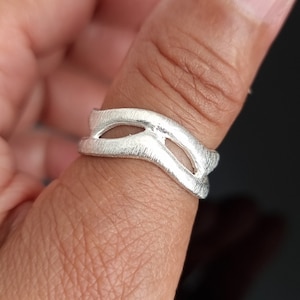 Trendy Gebürsteter Sterling Silber Ring, Strukturiertes Silber Band, Ungewöhnlicher Unisex Daumen Ring, Geschenk, Mistry Gems, R26