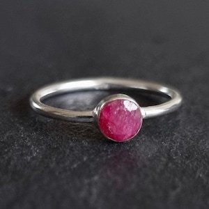 Sierlijke ronde robijnring van 5 mm, stapelring 925 sterlingzilver, geboortesteen juli, 15e en 40e verjaardag, verlovingsring, Mistry Gems, R10R