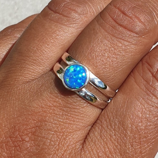 Bague opale bleue ronde, bague en argent sterling, pierre de naissance d'octobre, bagues à superposer, pierre bleue, 14e anniversaire, Mistry Gems, R22BOP