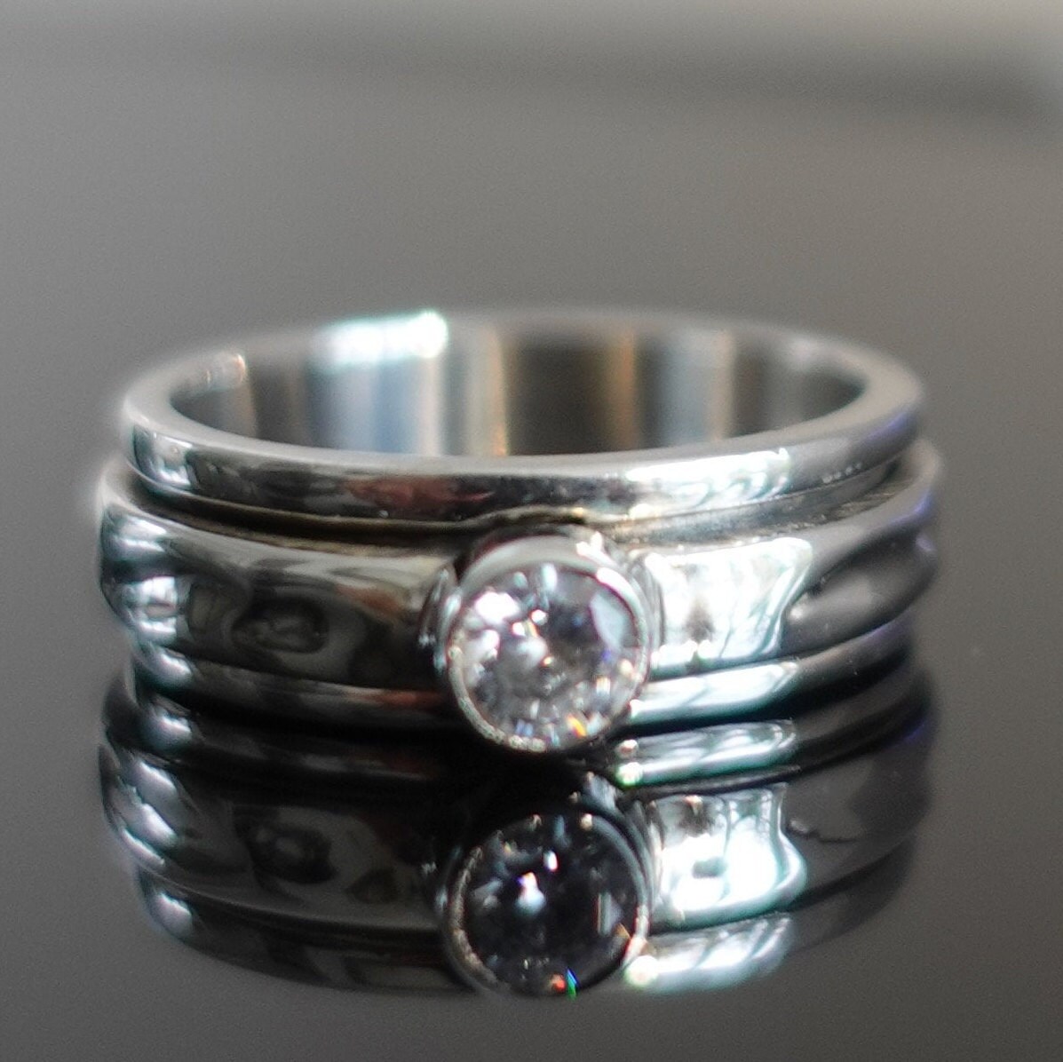 Round-cut Engagement Ring & Matching Wedding Band in 18k