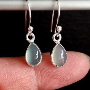 Piccoli orecchini in calcedonio, orecchini a goccia in argento 925 da 9 mm x 6 mm, pietra preziosa azzurra, pietra portafortuna di marzo, orecchini da sposa, Mistry Gems, E5C