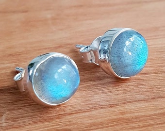 Puces d'oreilles en labradorite, Puces d'oreilles en pierre ronde de 8 mm, Puces d'oreilles en pierres précieuses bleues, Pierre de naissance, Boucles d'oreilles de tous les jours, Boucles d'oreilles en argent, Mistry Gems, S11LAB