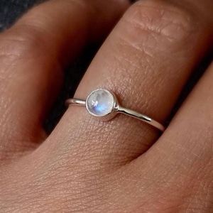 Unisex ronde maansteenring 5 mm, stapelring 925 sterlingzilver, iriserende solitaire verlovingsring, geboortesteen juni, Mistry Gems, R10M