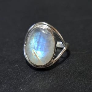 Unisex ovale regenboogmaansteenring, 925 sterlingzilver, steen 1,5 x 1,2 cm, juni-geboortesteen, iriserende blauwe edelsteen, nevelige edelstenen, R80MS
