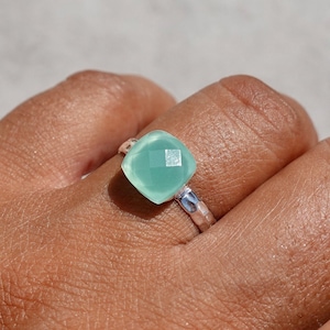 Bague carrée en calcédoine turquoise, anneau en argent sterling 925 martelé, taille S UK, pierre précieuse bleue de taille damier, bague de fiançailles, Mistry Gems, R185C