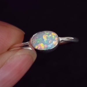 Zierlicher Weißer Opalring, Stapelring horizontal Oval, 925 Sterling Silber, Oktober Geburtsstein, Regenbogen Edelstein, Mistry Gems, R151WOP
