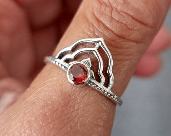 Facetted Garnet Crown Ring, 925 Sterling Silver Ring, Solitaire Ring, Boho Thumb Ring, January Birthstone, Midi Ring, Mistry Gems, R189G