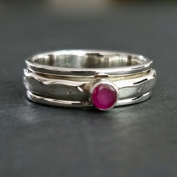 Ruby Sterling Silver Spinner Ring, Idée cadeau du 40e anniversaire, Pierre de naissance de juillet, Bagues de pouce femmes, Bague de méditation, Mistry Gems, SP46SR