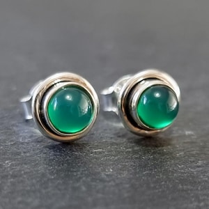 Moderna runda örhängen med grön onyx, örhängen i 925 sterlingsilver, storlek 0,8 cm - 8 mm, presentidéer för 7-årsjubileum, Mistry Gems, S16GO