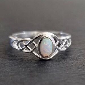 Pierścień Celtic Knot White Opal, pierścień ze srebra próby 925, kamień urodzinowy października, pierścień Celtic Weave, pierścień pogański, pierścień Boho, klejnoty Mistry, R33WOP