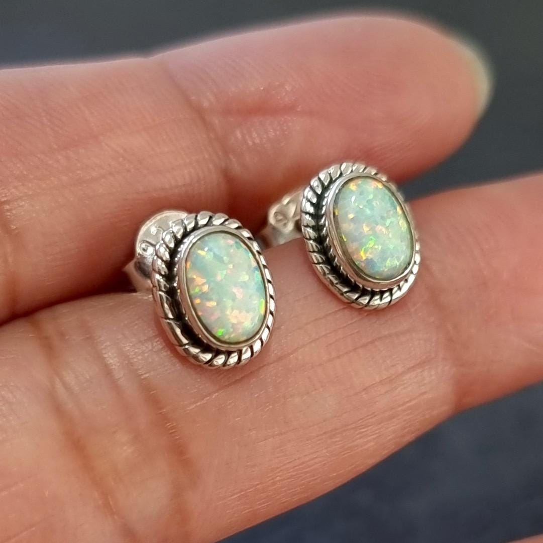 Orecchini A Bottone In Argento Solitario Con Opale Etiope Da 8 Mm Con Montatura A Doppio Artiglio Rt