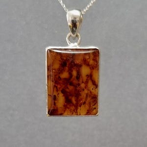 Stort rektangulärt hänge i baltisk bärnsten, 925 sterlingsilver, stenstorlek 2,0 cm x 1,5 cm, naturlig honungsbärnsten, blandade ädelstenar, AMBP5