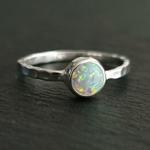 Minimalistischer runder weißer Opalring 925 Sterlingsilber-Ring, Stapelring Oktober Geburtsstein, Lab made Opal, Mistry Gems, R11WOP