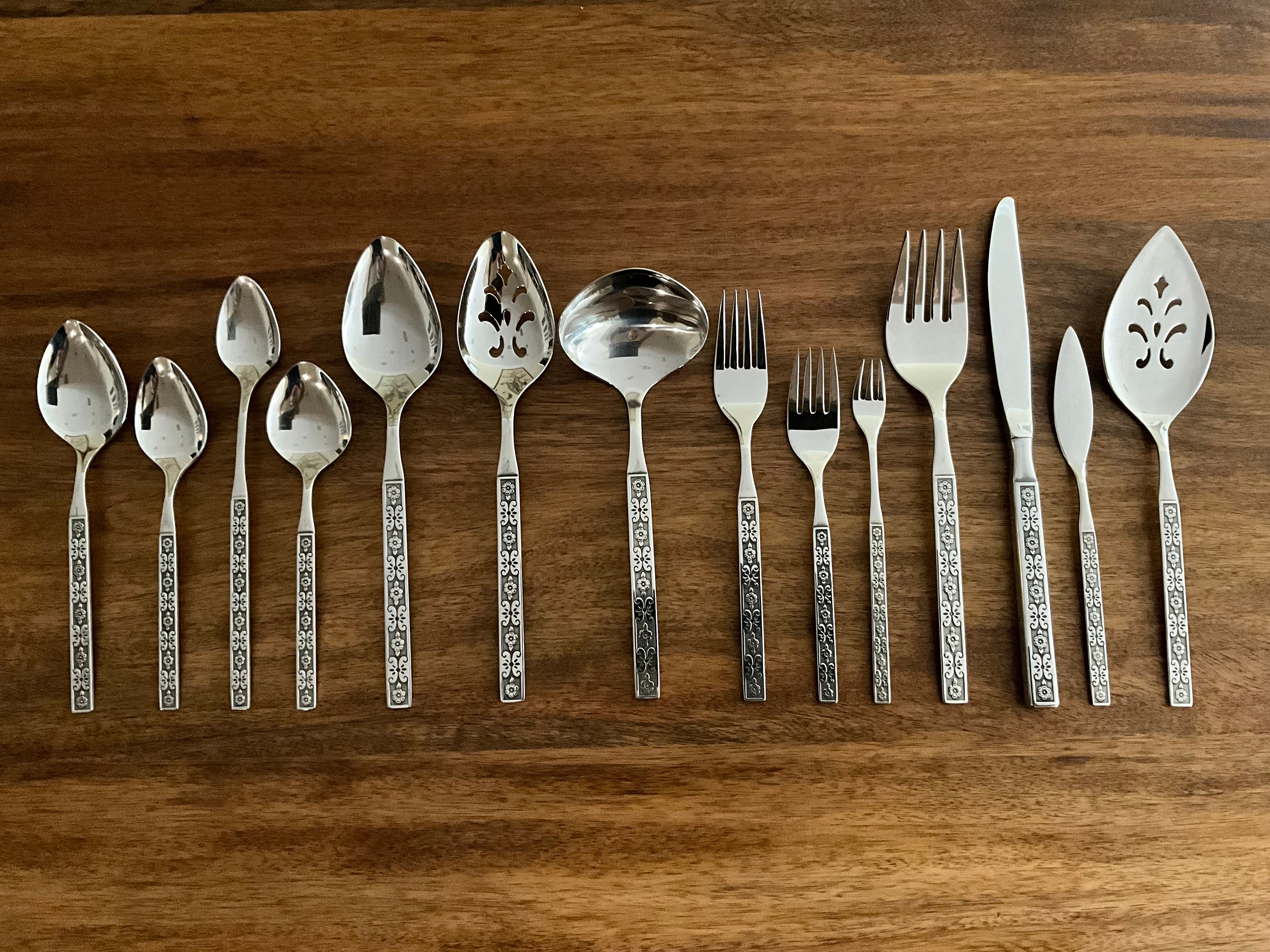 One Oneida Distinction Deluxe Stainless Steel Flatware