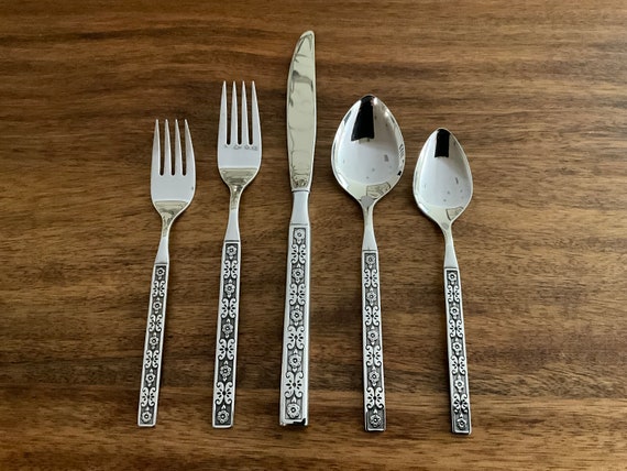 One Oneida Distinction Deluxe Stainless Steel Flatware