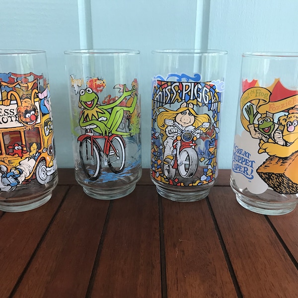 McDonald's Jim Henson La gran aventura de los Muppets - Hotel de la felicidad, Rana Gustavo, Miss Piggy, Globo del oso Fozzie - Vasos de repuesto / Juego