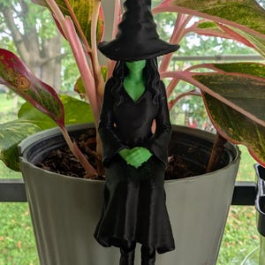 Witch Pot Hanger | Halloween Planter Decor | Witch Plant Pot Sitter | Gothic Houseplant Decor | Witchy Plant Gift Green