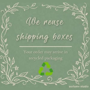Peut inclure: Un panneau carr&eacute; vert sauge avec une bordure de vigne blanche et le texte We reuse shipping boxes, Your order may arrive in recycled packaging, et un symbole de recyclage vert. Le texte aerlume studio est imprim&eacute; en bas &agrave; droite.