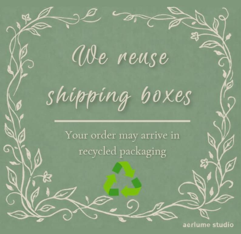 Peut inclure: Un panneau carr&eacute; vert sauge avec une bordure de vigne blanche et le texte We reuse shipping boxes, Your order may arrive in recycled packaging, et un symbole de recyclage vert. Le texte aerlume studio est imprim&eacute; en bas &agrave; droite.