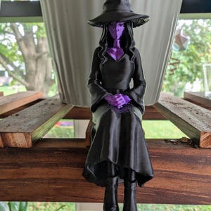 Décoration d'étagère sorcière | Décoration sorcière colorée | Décoration d'étagère Halloween | Accessoire gothique pour la maison | Cadeau pour les amoureux des sorcières | Décoration imprimée en 3D en PLA Violet