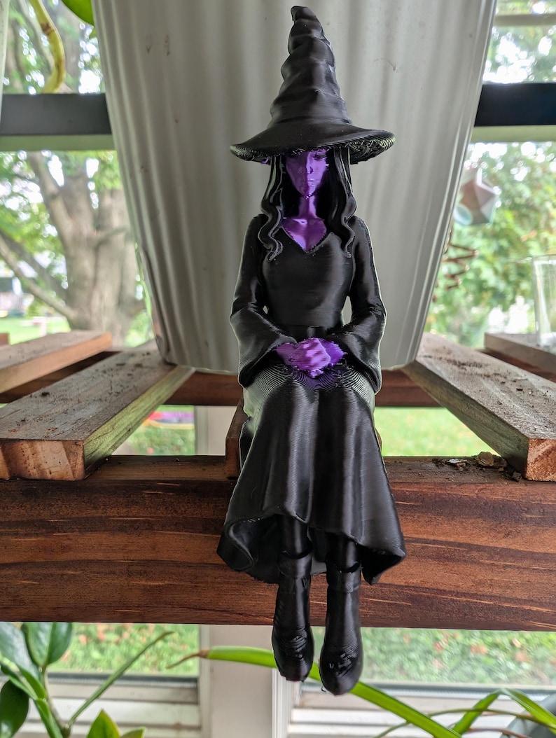 Décoration d'étagère sorcière | Décoration sorcière colorée | Décoration d'étagère Halloween | Accessoire gothique pour la maison | Cadeau pour les amoureux des sorcières | Décoration imprimée en 3D en PLA Violet