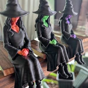 Décoration d'étagère sorcière | Décoration sorcière colorée | Décoration d'étagère Halloween | Accessoire gothique pour la maison | Cadeau pour les amoureux des sorcières | Décoration imprimée en 3D en PLA Red/Gold