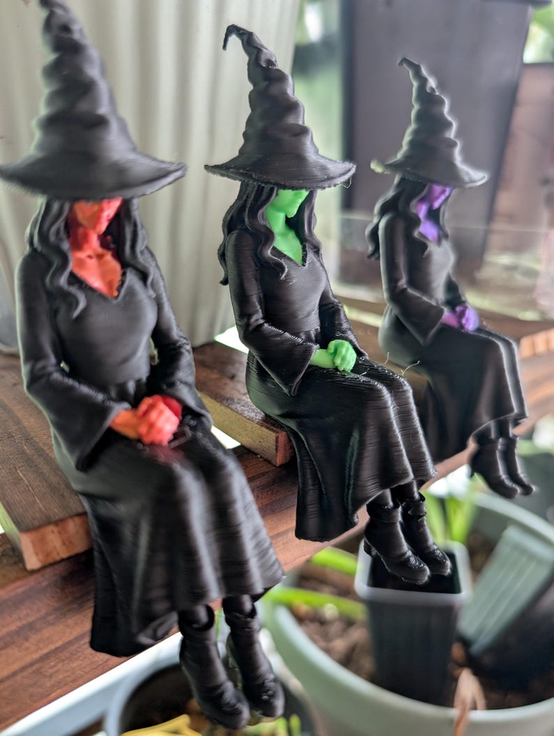 Décoration d'étagère sorcière | Décoration sorcière colorée | Décoration d'étagère Halloween | Accessoire gothique pour la maison | Cadeau pour les amoureux des sorcières | Décoration imprimée en 3D en PLA Red/Gold