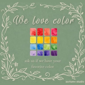 Peut inclure: Un graphique vert sauge avec le texte We love color et ask us if we have your favorite color. Une grille de seize carr&eacute;s aquarelle dans des tons rouge, orange, jaune, vert, bleu et violet est centr&eacute;e dans une bordure de vigne blanche.