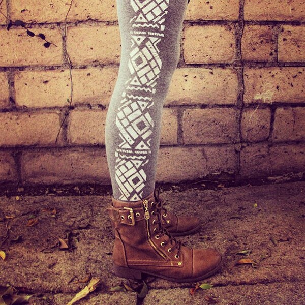 Hand gestempelt grau und weiß geometrische Seite gemustert Baumwolle Damen Leggings