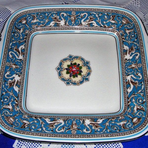 Immaculate WEDGWOOD Turquoise Florentine Cake serving Plate Perfect Gift