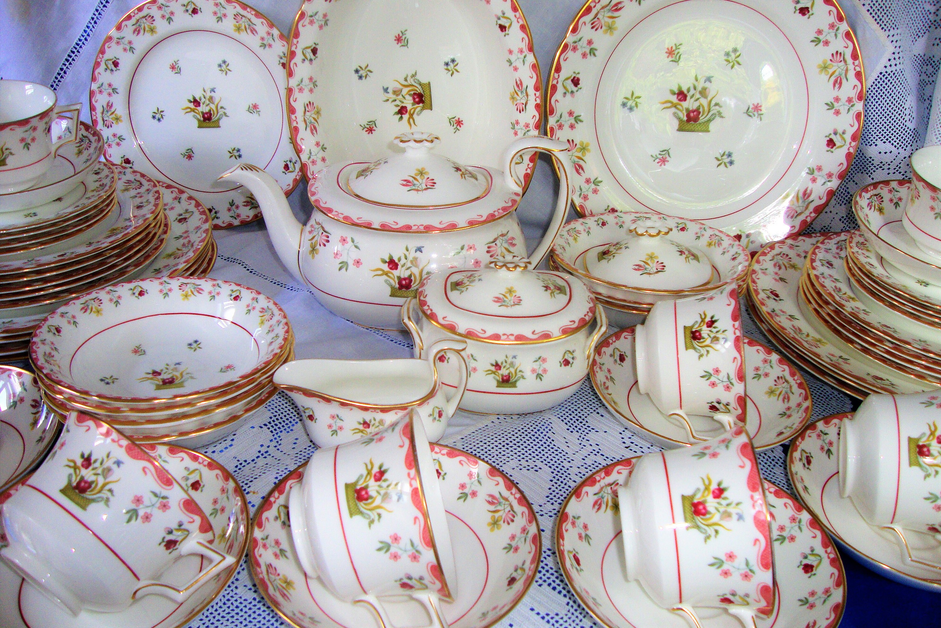 WEDGWOOD BIANCA WILLIAMSBURG Dinner and tea service, Rare 