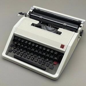 Pre-order Olivetti Lettera DL SPECIAL EDITION working portable typewriter in Excellent condition New faux leather cover New Ribbon Qwerty