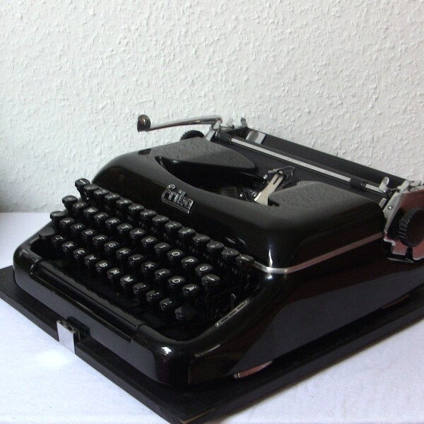 Deep Glossy Black Erika Portable Typewriter Qwerty Keyboard Working New Ribbon 1950's 50's Heavy Comfortable Functional DDR