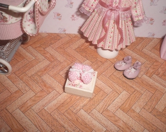 Dollhouse miniature 1/12. Pink wool booties