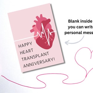 Puede incluir: Tarjeta rosa con un coraz&oacute;n rojo y una l&iacute;nea de latido del coraz&oacute;n. El texto en la tarjeta dice "Happy Heart Transplant Anniversary!" El interior de la tarjeta est&aacute; en blanco para escribir un mensaje personal.