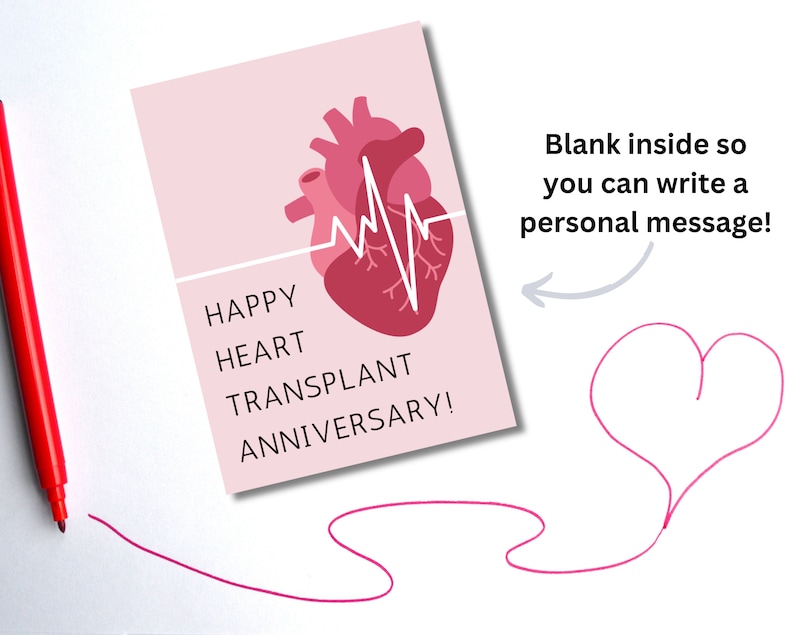 Puede incluir: Tarjeta rosa con un coraz&oacute;n rojo y una l&iacute;nea de latido del coraz&oacute;n. El texto en la tarjeta dice "Happy Heart Transplant Anniversary!" El interior de la tarjeta est&aacute; en blanco para escribir un mensaje personal.