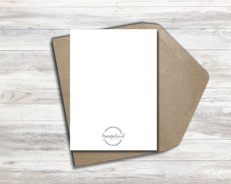 Puede incluir: Una tarjeta blanca en blanco con un sobre marr&oacute;n. La tarjeta tiene un peque&ntilde;o logotipo circular con el texto "Manufactured with Love" en morado.