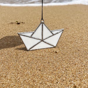 Apanhador de sol em vitral de barco de origami