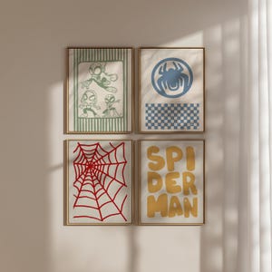 以下が含まれることがあります： スパイダーマンをテーマにした4枚の額入りウォールアート。1枚はストライプの背景に3体の緑色のキャラクター、もう1枚は市松模様の上に青いクモのアイコン、赤いクモの巣、そして黄色い文字でSPIDER MANと書かれています。