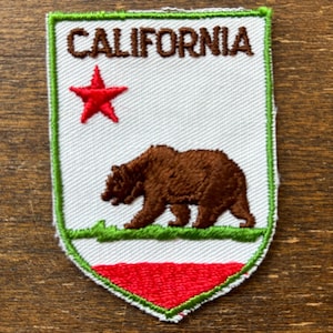 Parche de recuerdo de viaje vintage con la bandera de California de Voyager