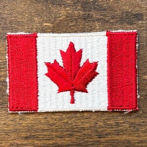 Parche de recuerdo de viaje vintage con la bandera canadiense de Voyager
