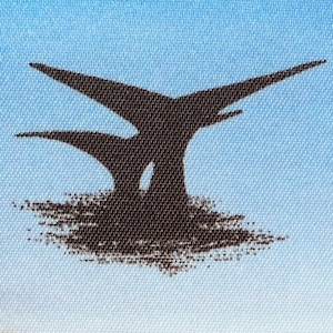 Op de afbeelding: Een zwart silhouet van twee walvissen die uit het water springen tegen een lichtblauwe achtergrond.