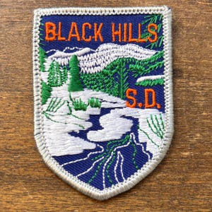 Black Hills South Dakota resemärke: Broderad Badlands-souvenir av Rushmore Photo and Gifts, Inc.