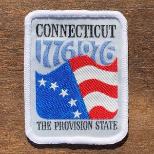 Puede incluir: Parche blanco bordado con una bandera estadounidense azul y roja, el texto "CONNECTICUT 1776 1776" y el texto "THE PROVISION STATE".