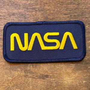 Puede incluir: Un juego de tres cuencos de cerámica anidados en tonos azules, verdes y blancos. Los cuencos presentan un esmalte moteado y un diseño sencillo y moderno. El cuenco más grande mide unos 15 cm de diámetro.