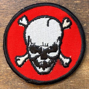 Parche vintage de calavera con huesos cruzados