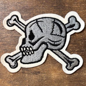 Parche vintage de calavera con huesos cruzados